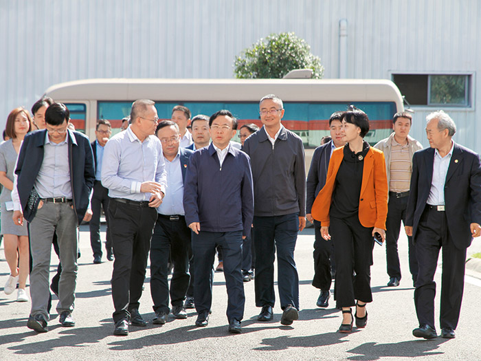  2018年成都市委常委、常務副市長謝瑞武帶隊蒞臨新筑股份，實地調研內嵌式中低速磁浮系統